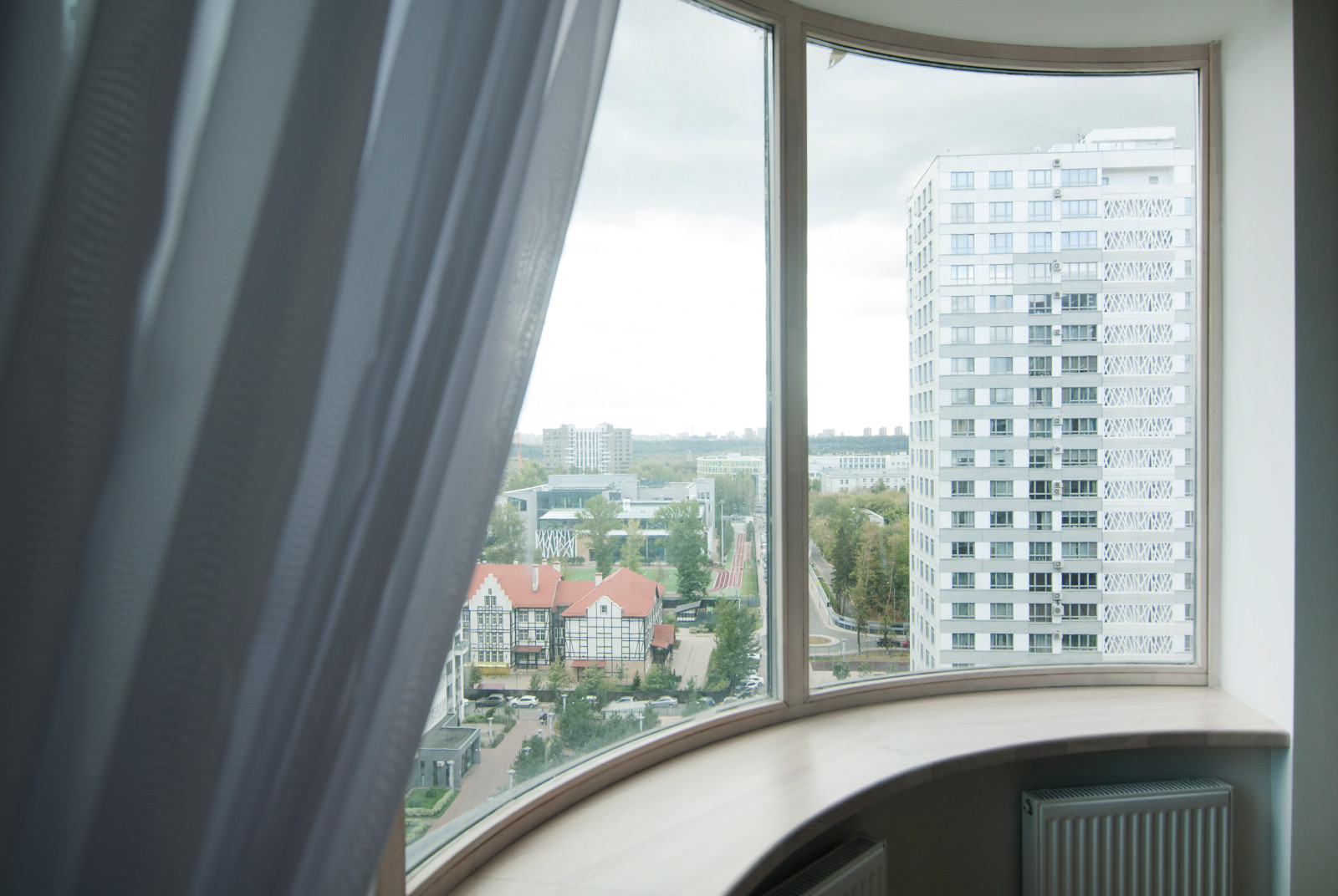 Вид из окна в гостиной.