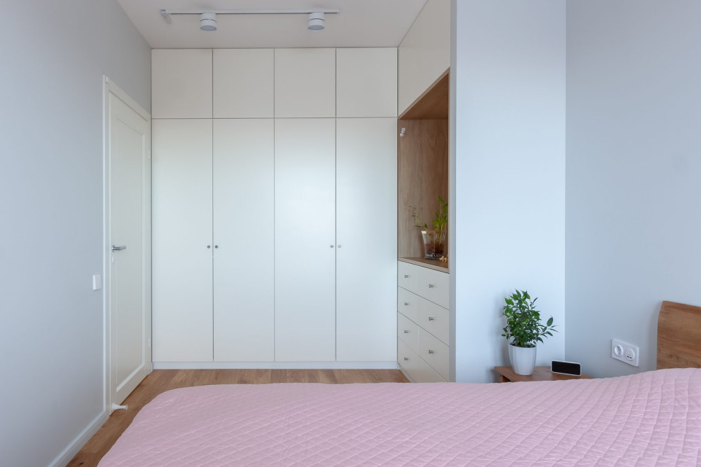 Красивый дизайн спальни в современном скандинавском стиле в квартире в светлых т