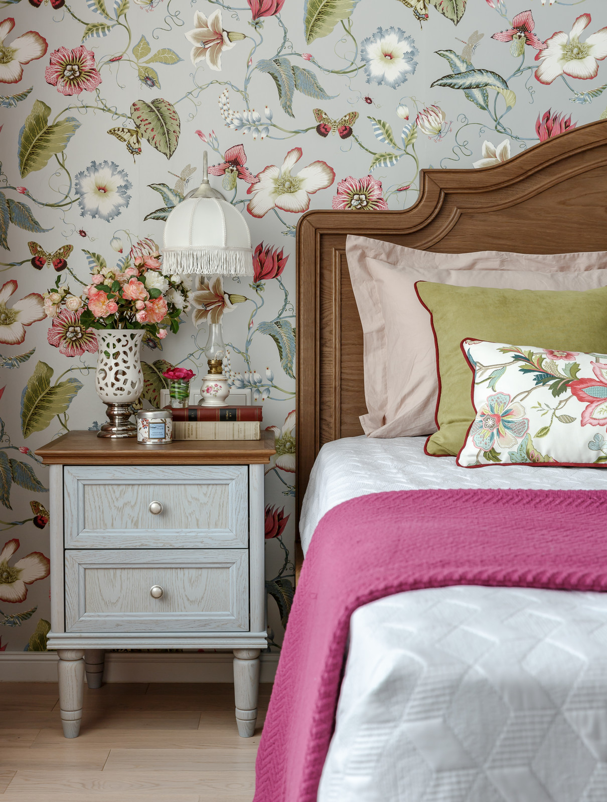 Гранатовая квартира для редактора интерьерного портала