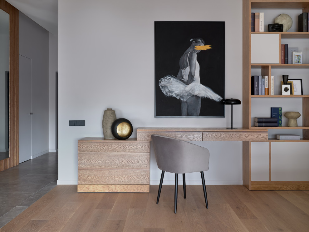 Монохром с деревянными акцентами.Дизайн Анастасия Волчкова.Публикация Elle Decor