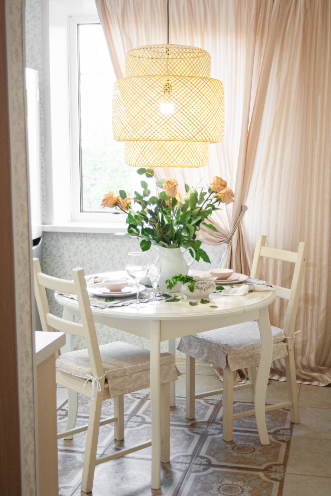 Освежающий и легкий интерьер кухни для семьи из двух человек