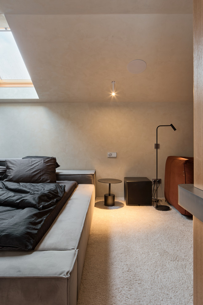 Спальня с прозрачной ванной