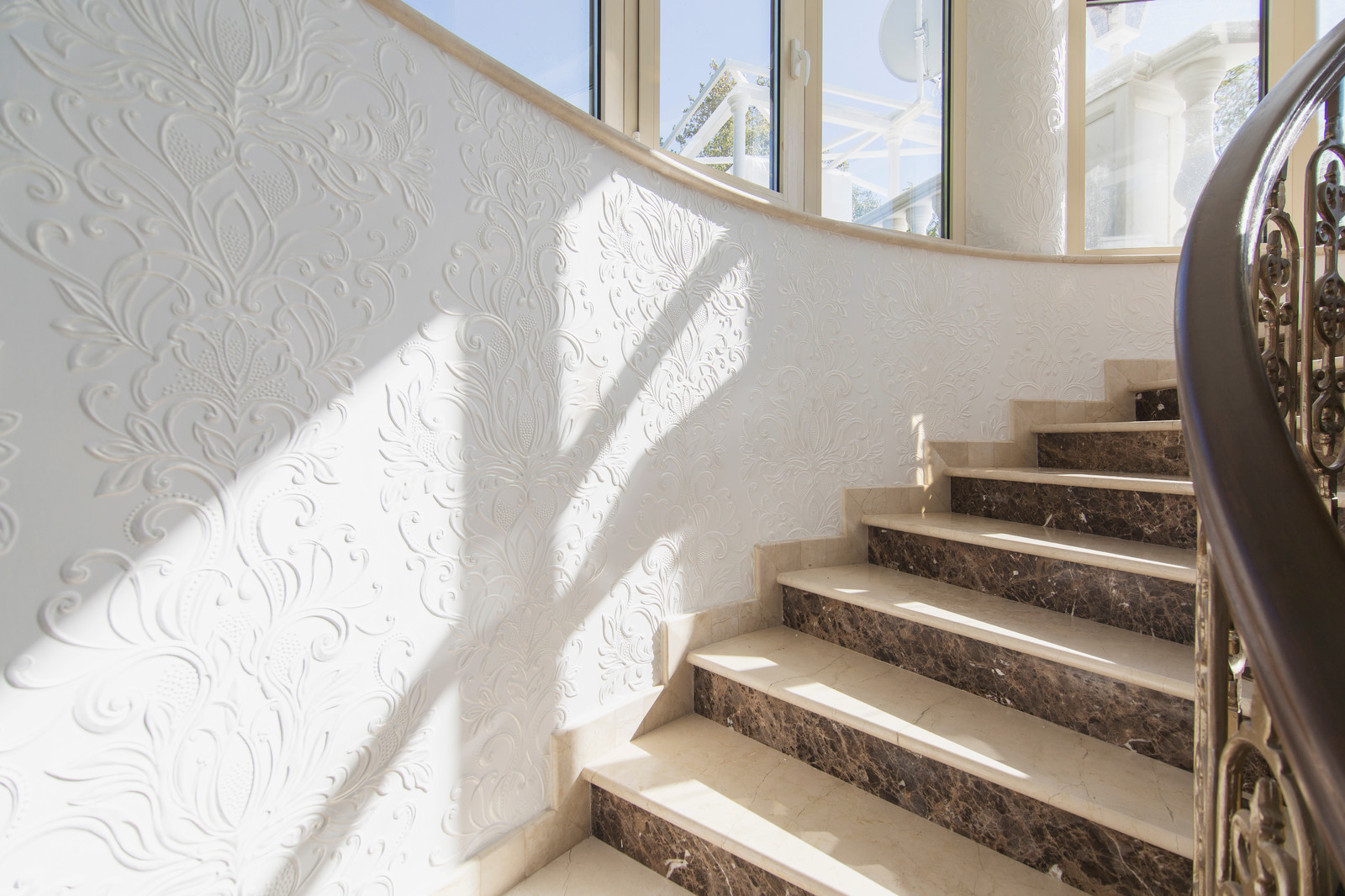 Лестница, лепнина