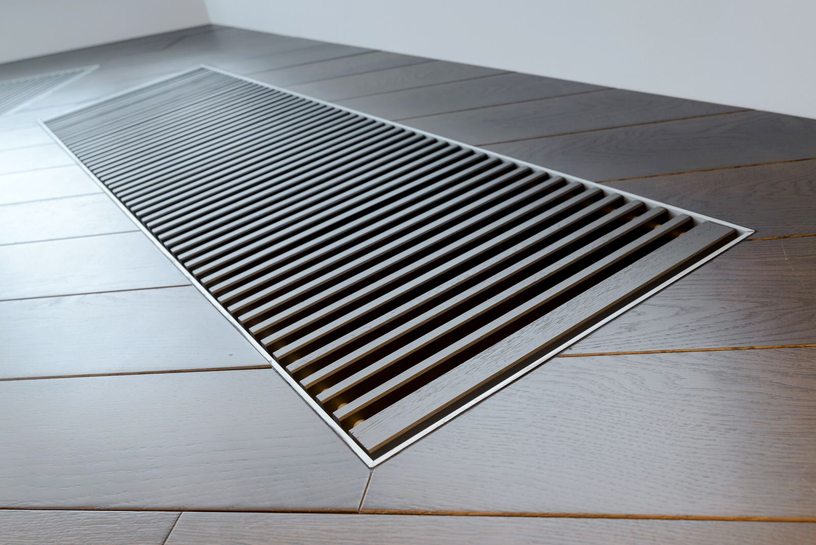 Лаунж-зона у окна из массива дуба