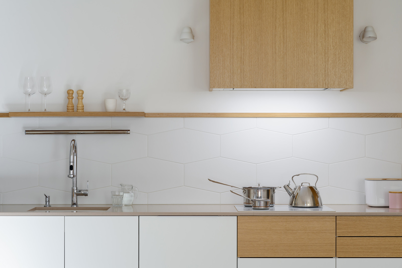 RS • Белая с деревом кухня