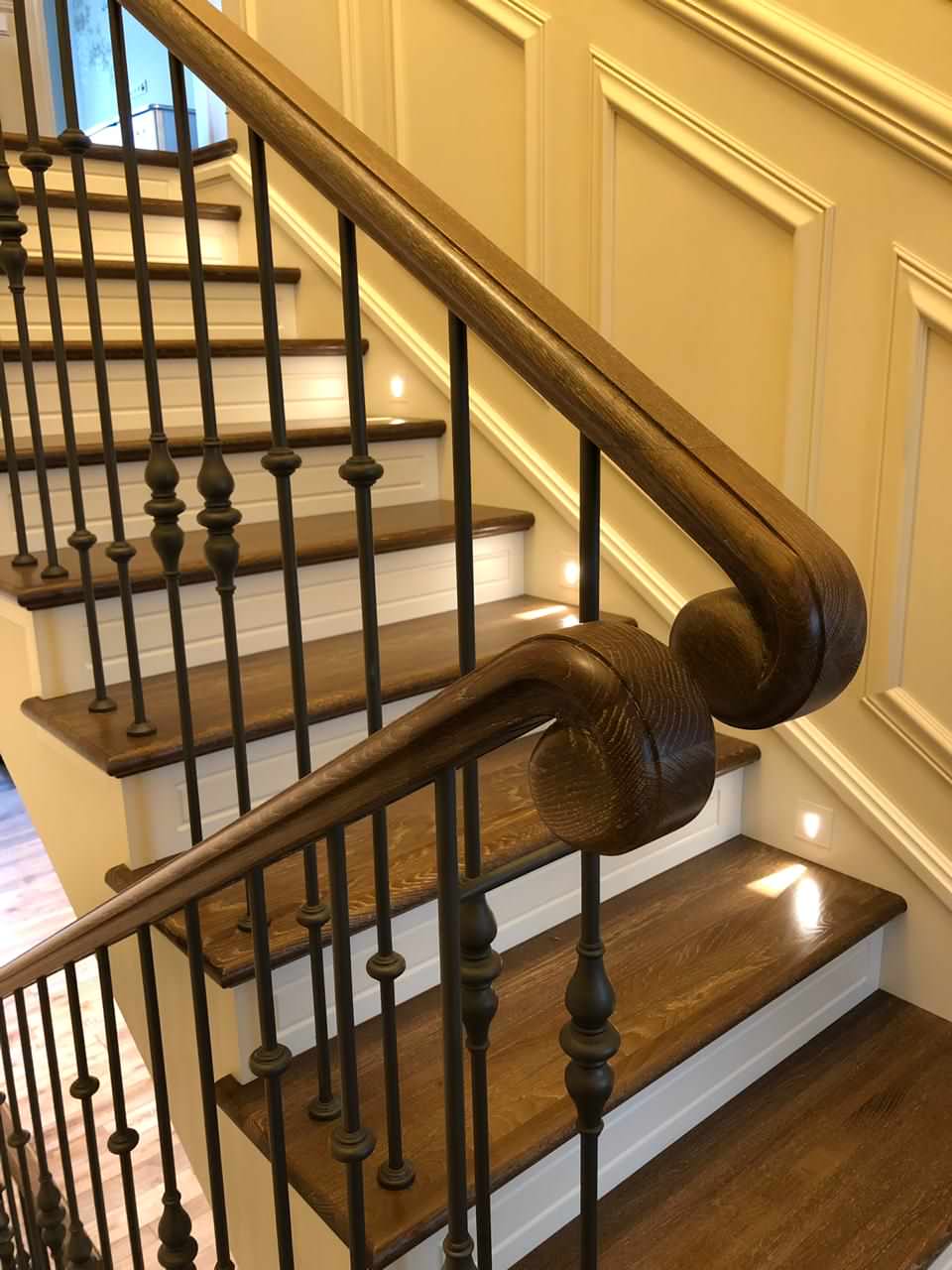 Облицовка лестниц из бетона с токарными стойками (2019)