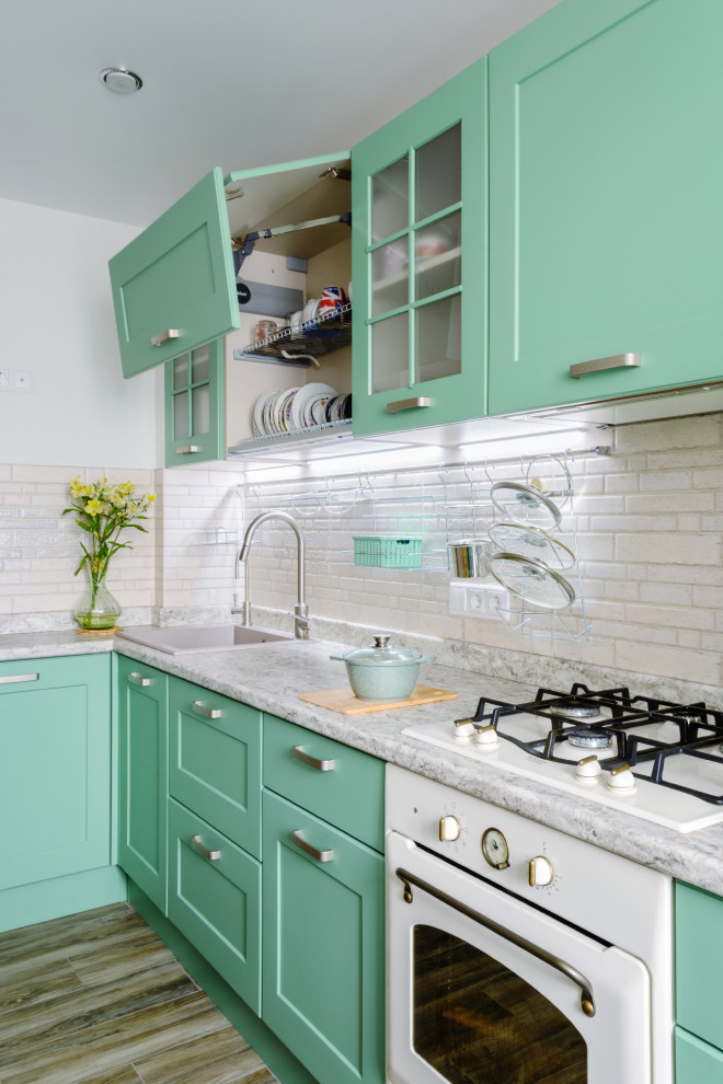 Зелёная кухня в неоклассическом стиле в Заречном