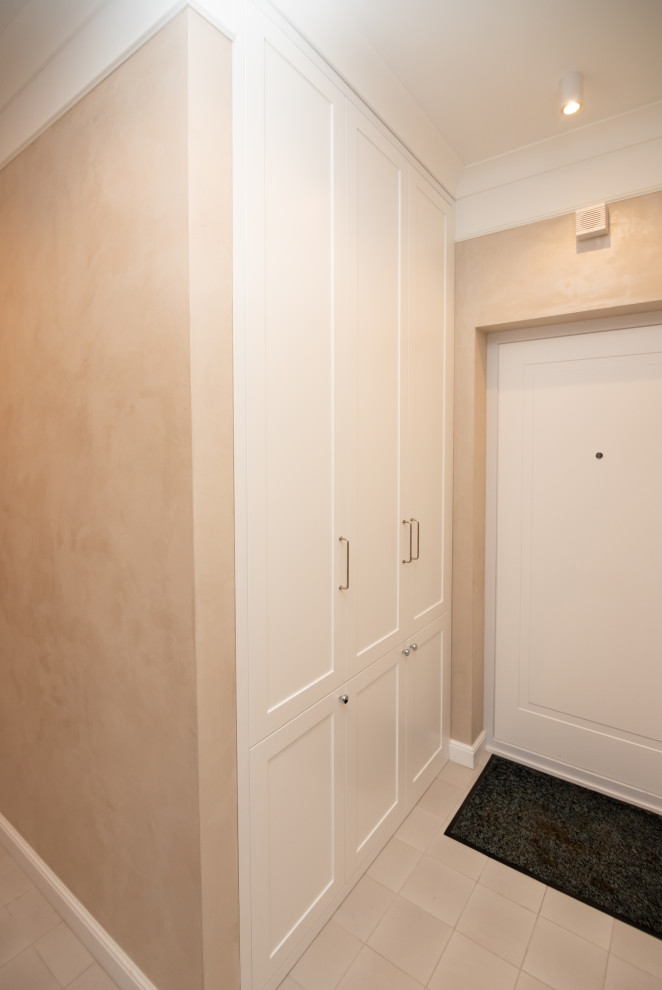 Шкафы в прихожую и спальню в неоклассическом стиле