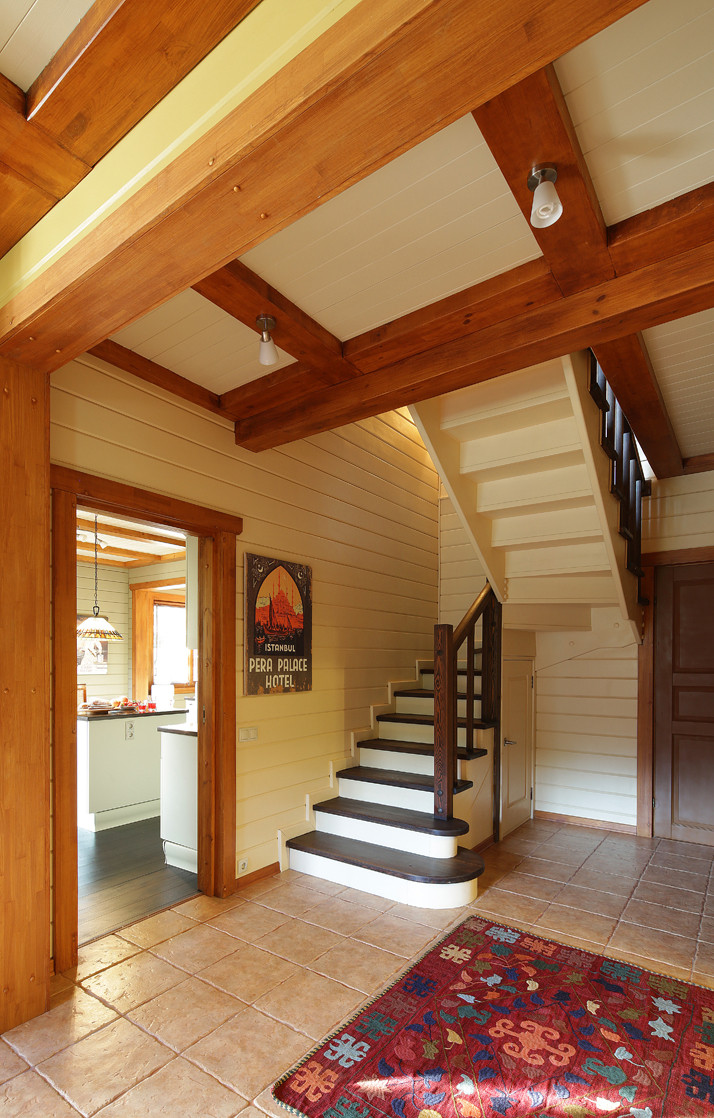 Лестница в доме из клееного бруса