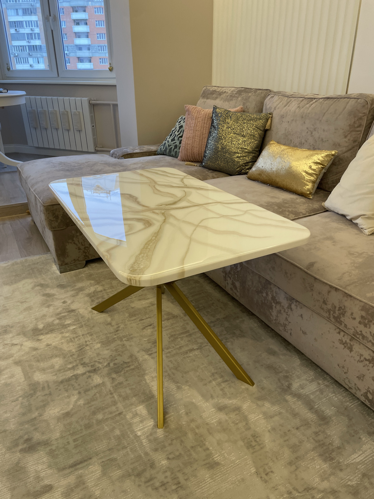 Обложка проекта: Журнальный стол белый с золотыми венами