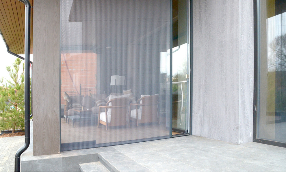 Безрамное остекление с выдвижной москитной сеткой-плиссе