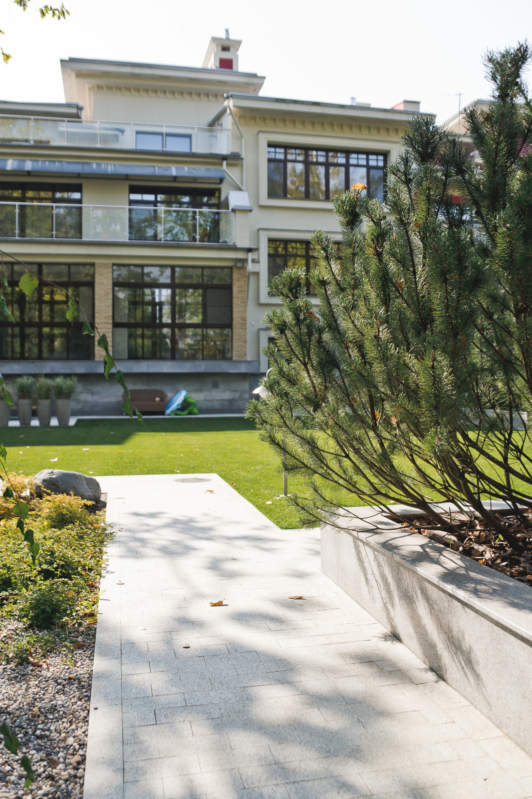 Маленький сад перед таунхаусом