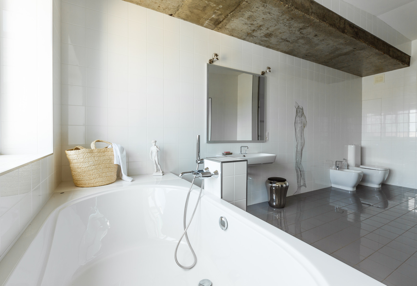 Хозяйский санузел с ванной под окном