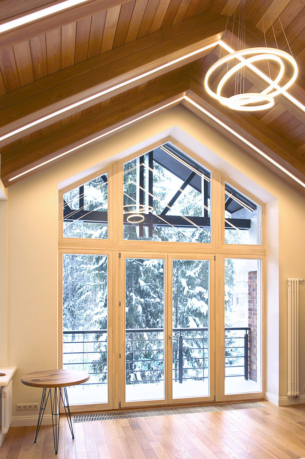 Обложка проекта: Просторная спальня в доме с деревянным потолком