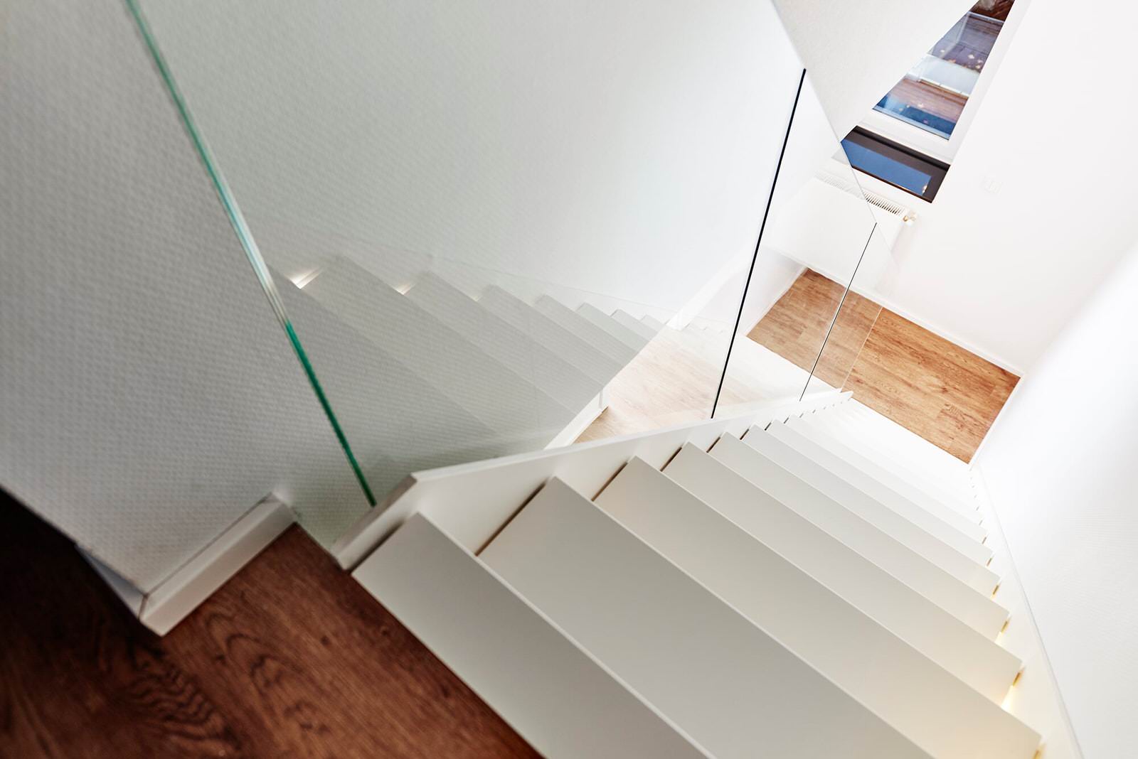 Лестница на тетиве со стеклянным ограждением