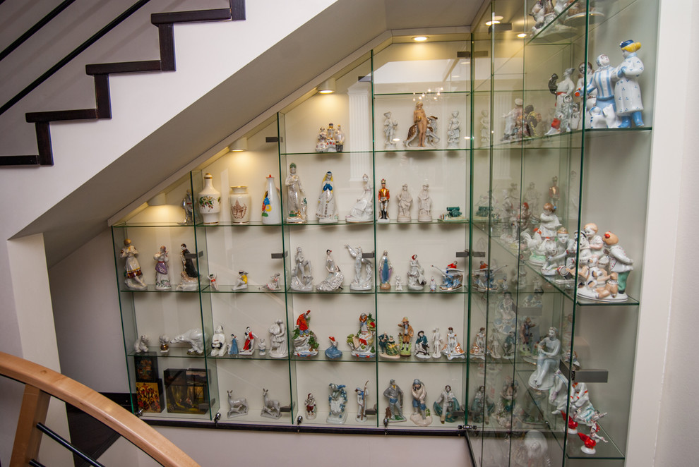 Витрина под лестницей