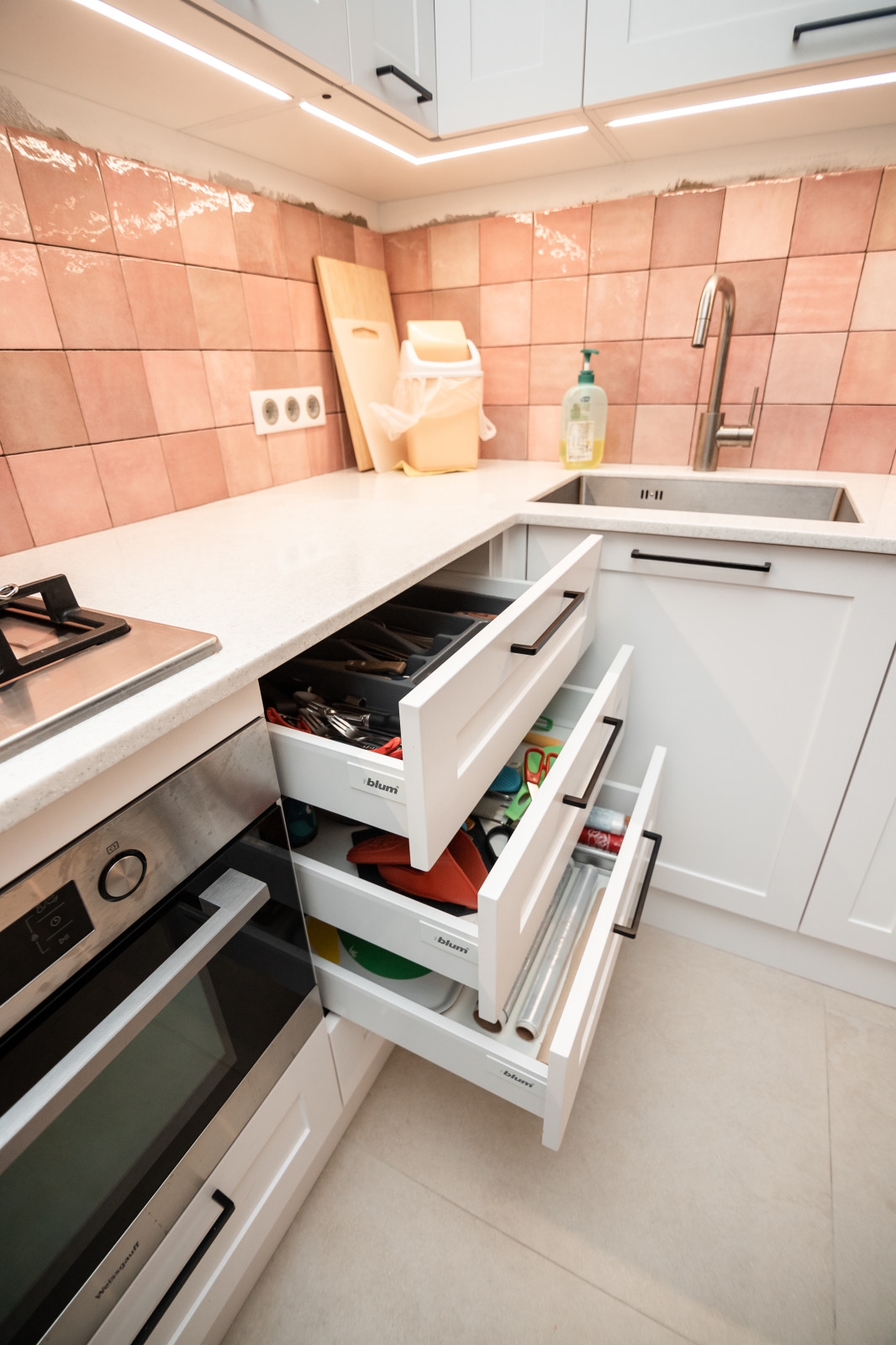 Белая небольшая кухня в стиле неоклассика