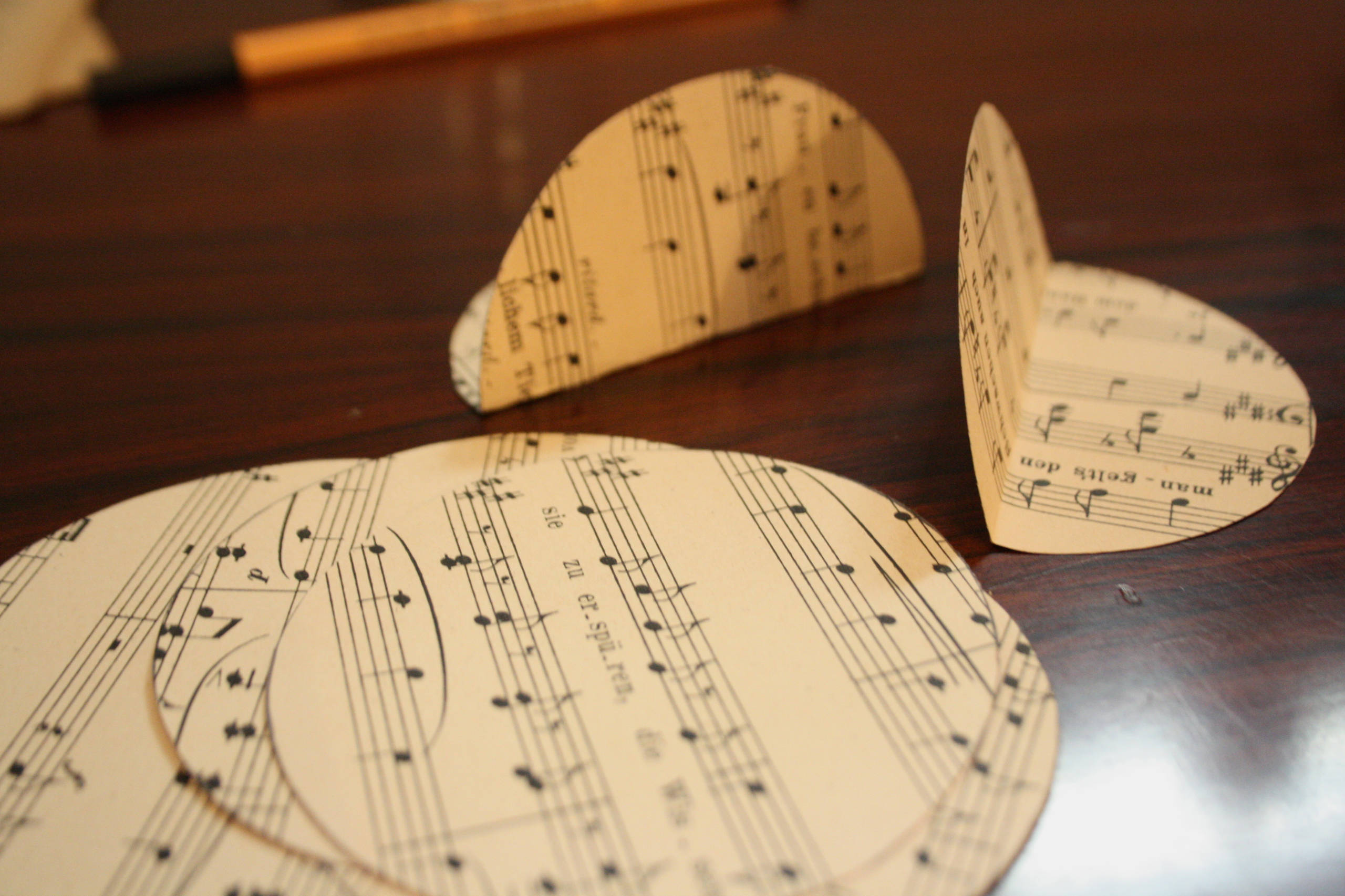 DIY: 4 способа сделать новогодние украшения из бумаги своими руками