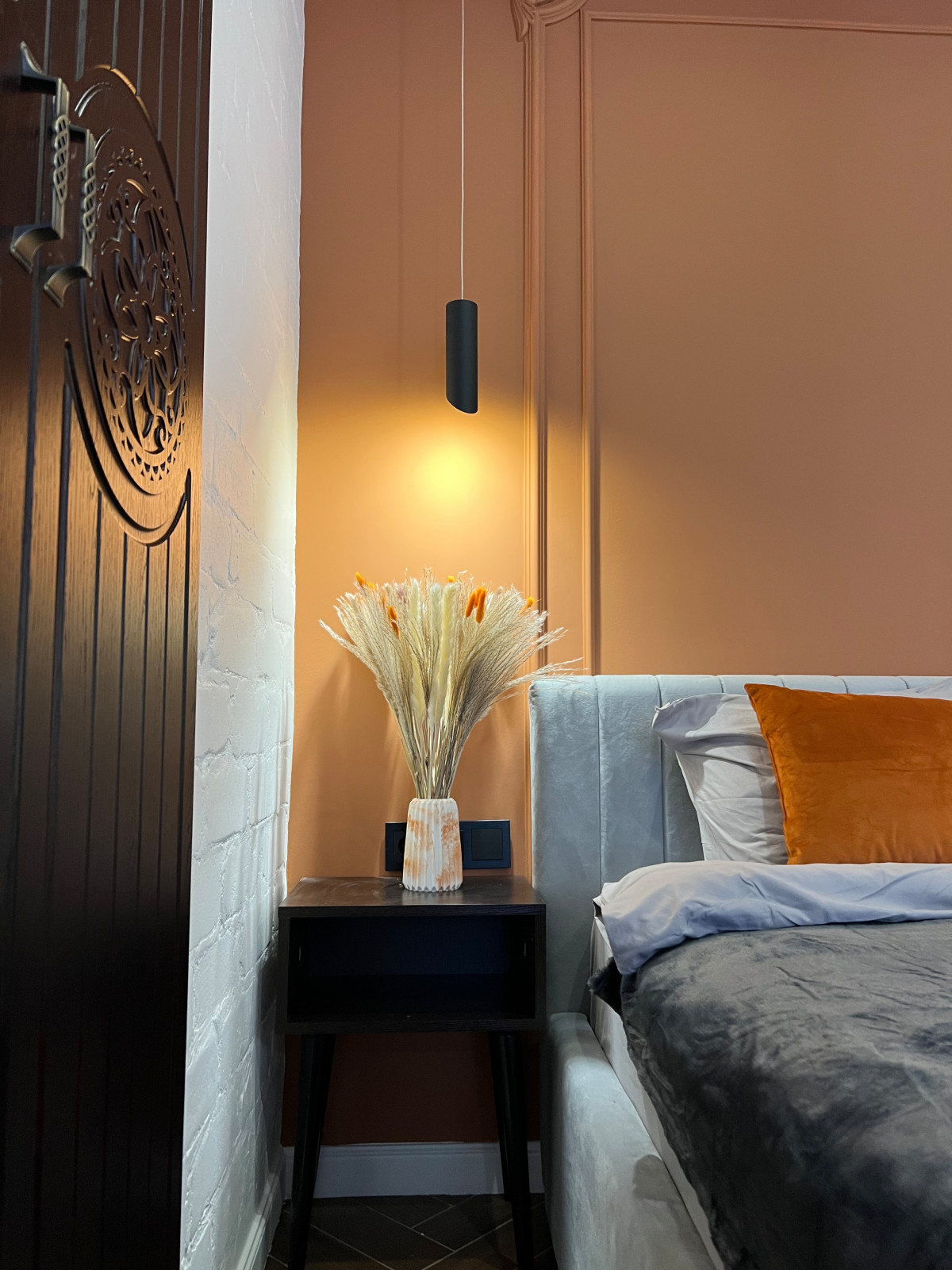 Студия с терракотовыми акцентами