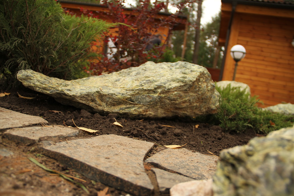 Цветник с камнями и композицией из кустарника