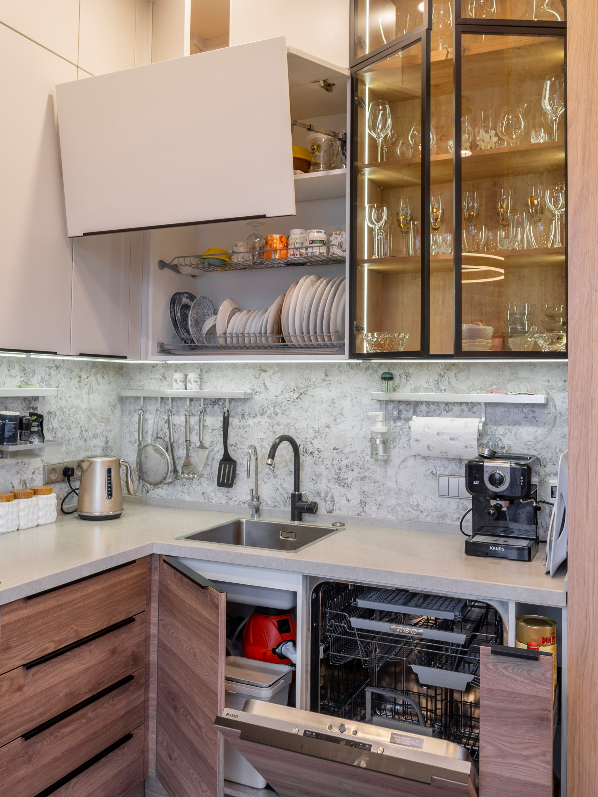 Кухня в минималистичном стиле и оформление ТВ-зоны