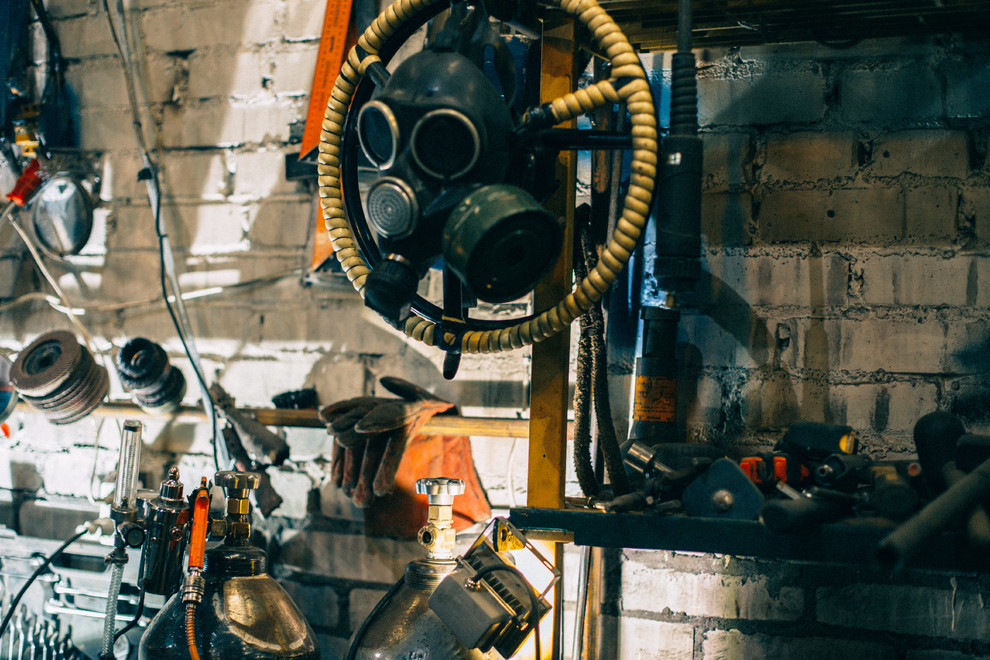 Портрет: Подвесная кровать и брутальная мебель от экспериментатора