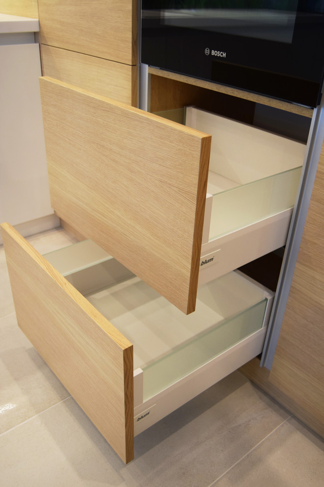 Кухня с белыми фасадами и фасадами из шпона