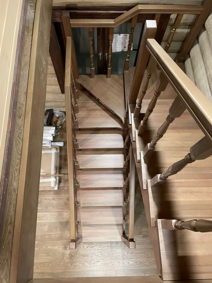 маленька деревянная лестница в гостевом доме