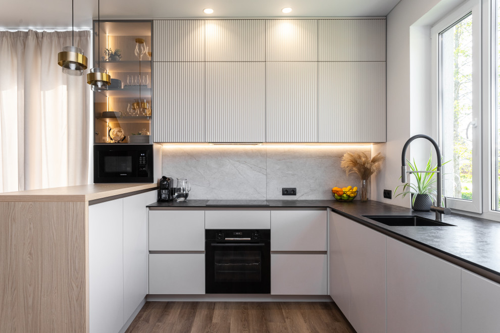 Современная кухня в частном доме