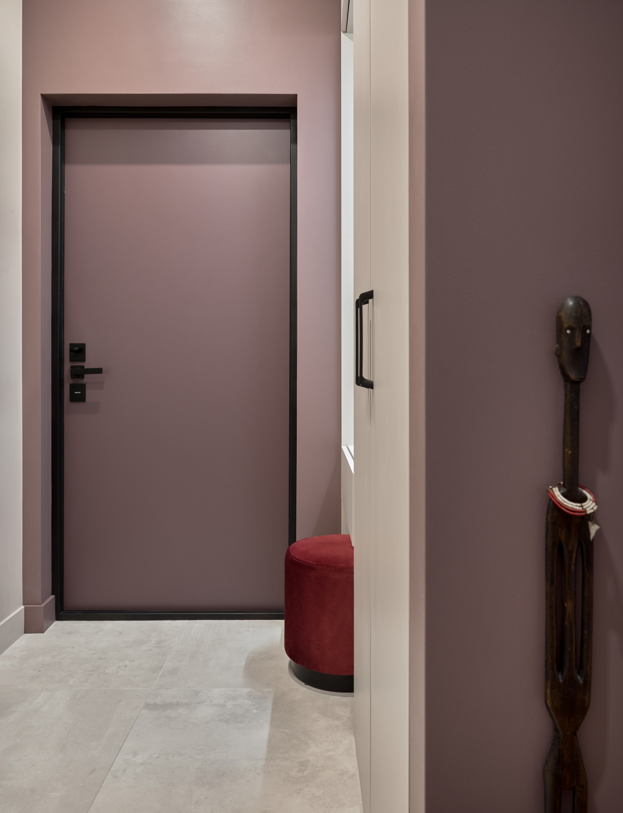 Современный интерьер с фиолетовыми акцентами