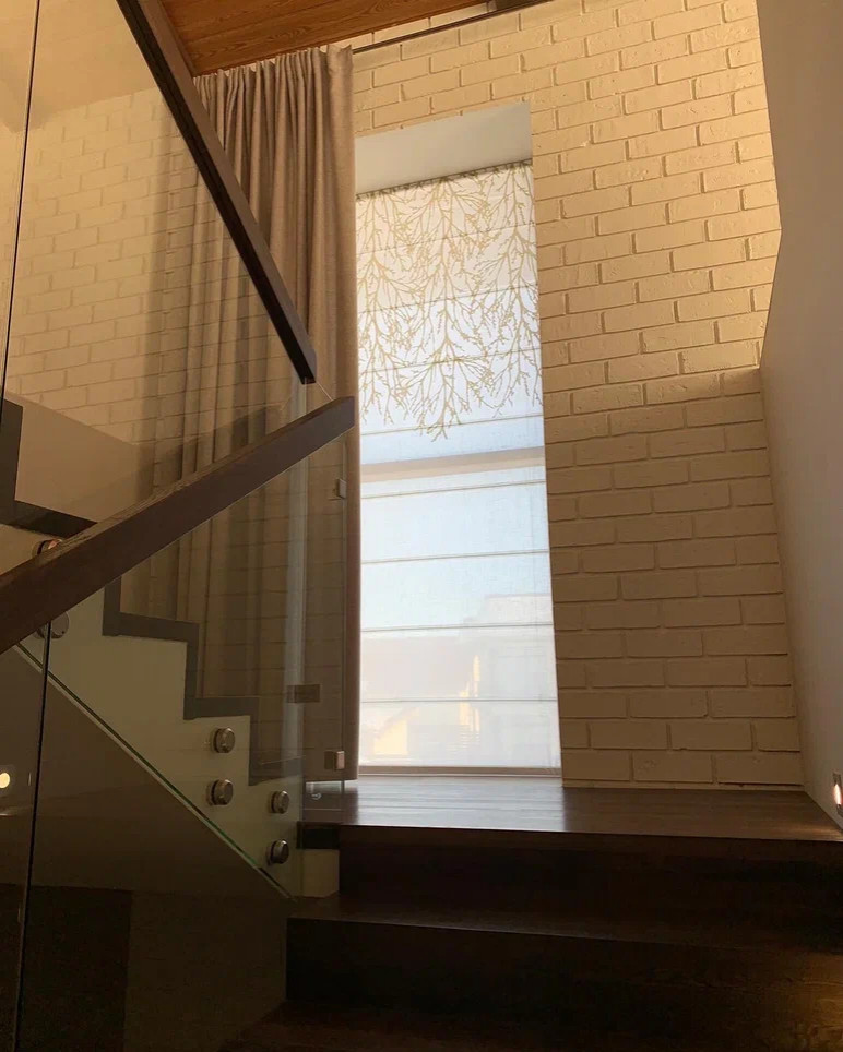 Шторы для загородного дома с высокими окнами