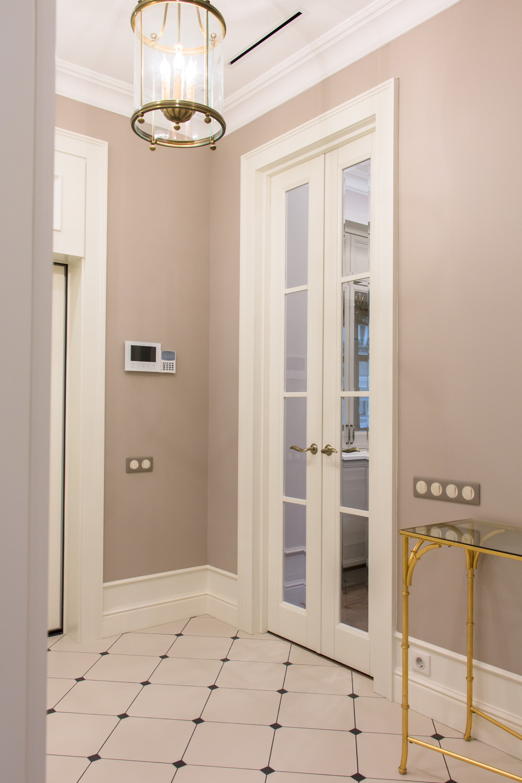 Высокие белые межкомнатные двери