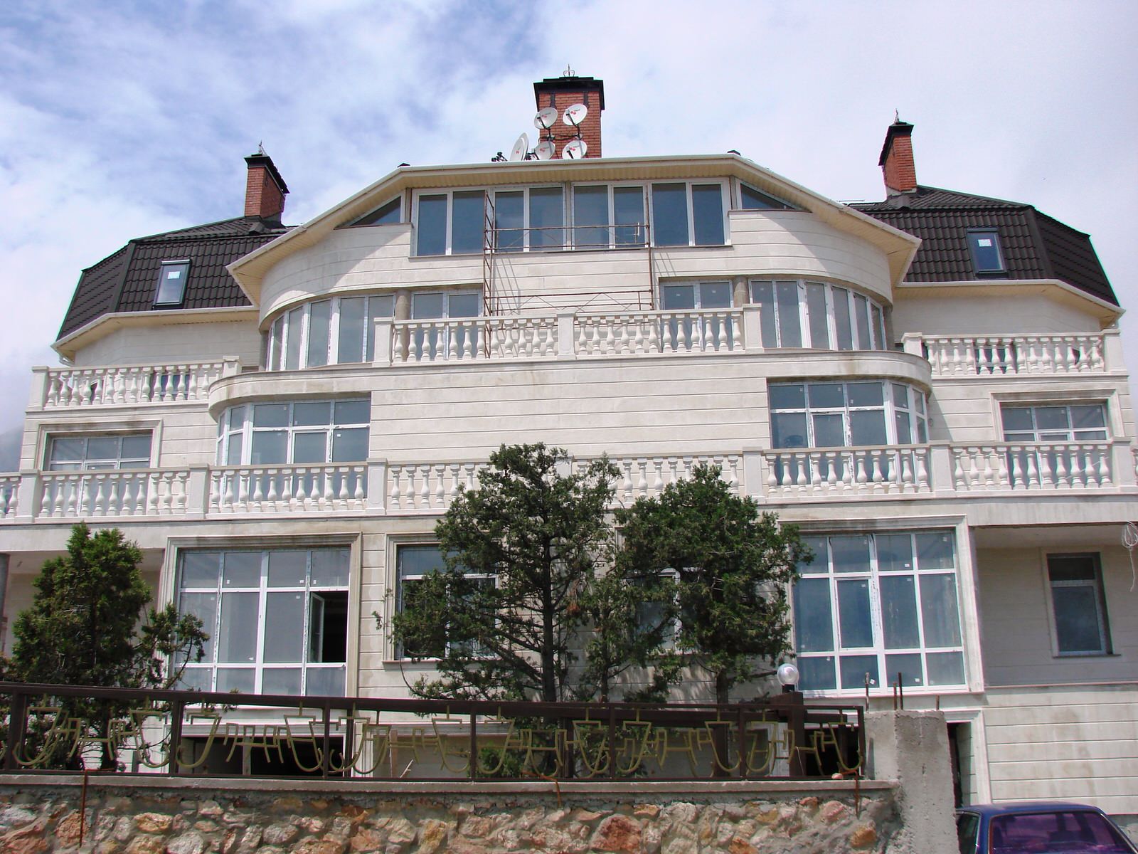 Фасады из инкерманского камня