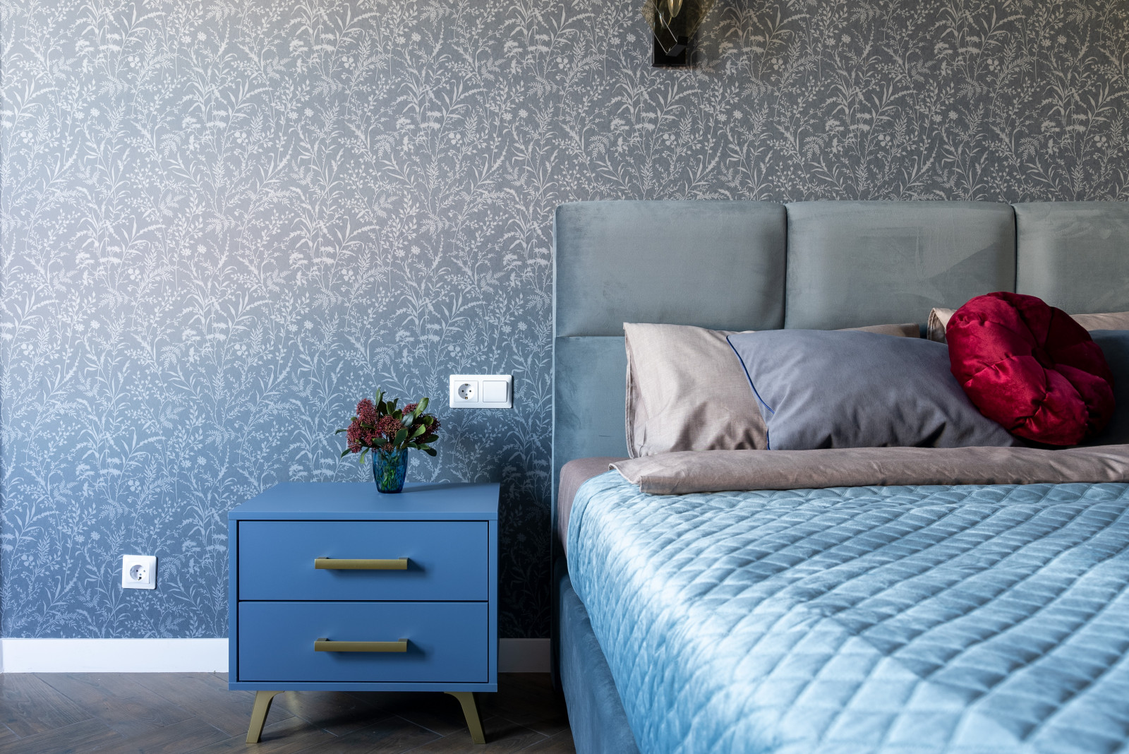 Кухня-гостиная, облегченная, светлая в основном объеме и с акцентным светом, в с