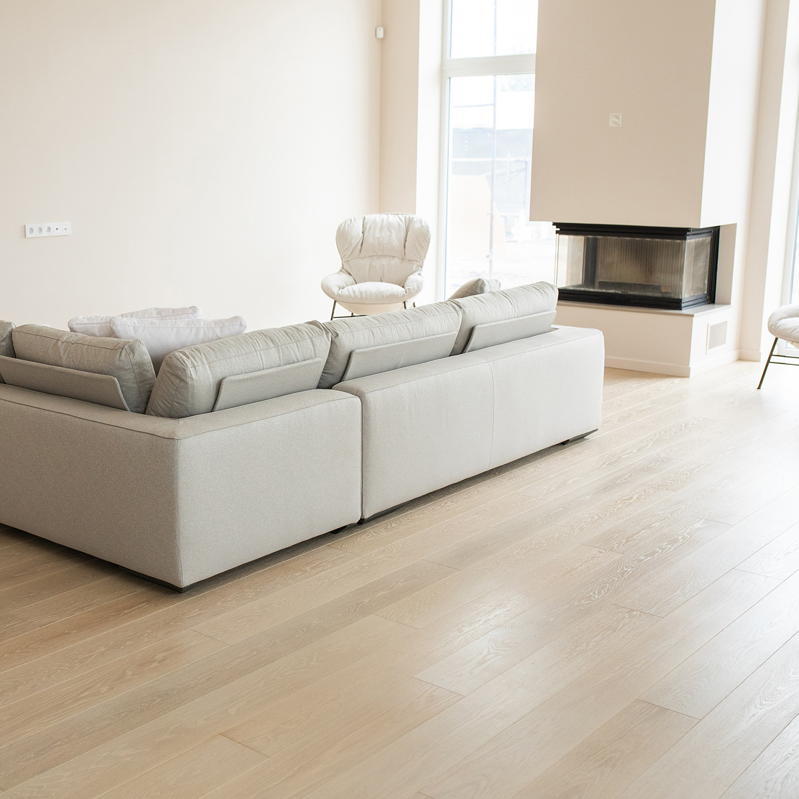 Инженерная доска, Дуб Селект 180 мм в частном доме "Цветы Башкирии"