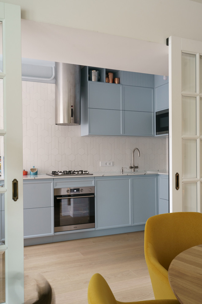 Голубая кухня, жалюзийный шкаф, полки и мебель в ванную с натуральным шпоном дуб