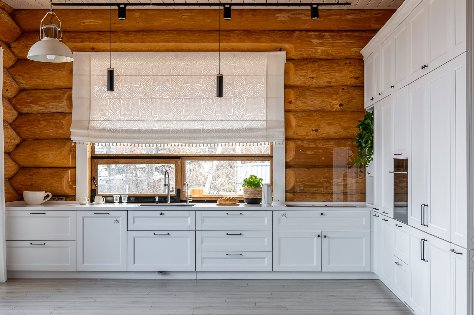 Кухня в скандинавском стиле для бревенчатого дома