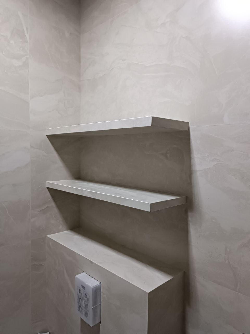 Парящие полки в ванной — максимум пользы, минимум лишнего