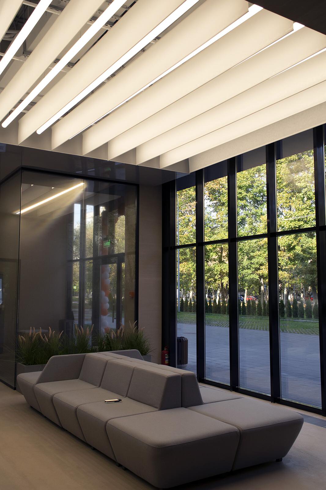 Ламельный потолок ресепшн фитнес-клуба