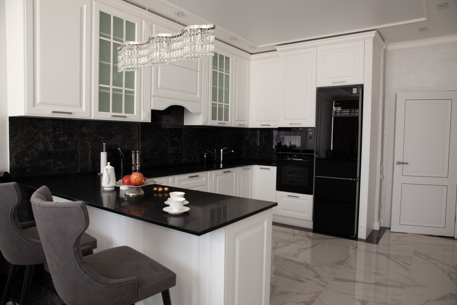 квартира в черно белых тонах