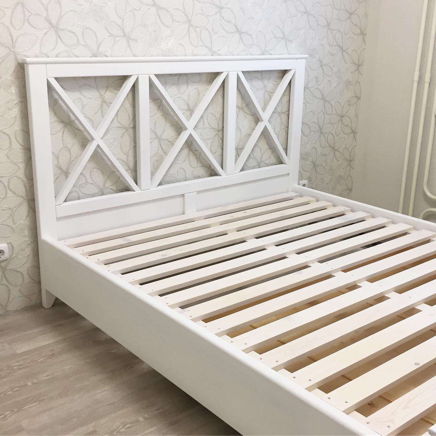 Белая кровать с перекрестиями