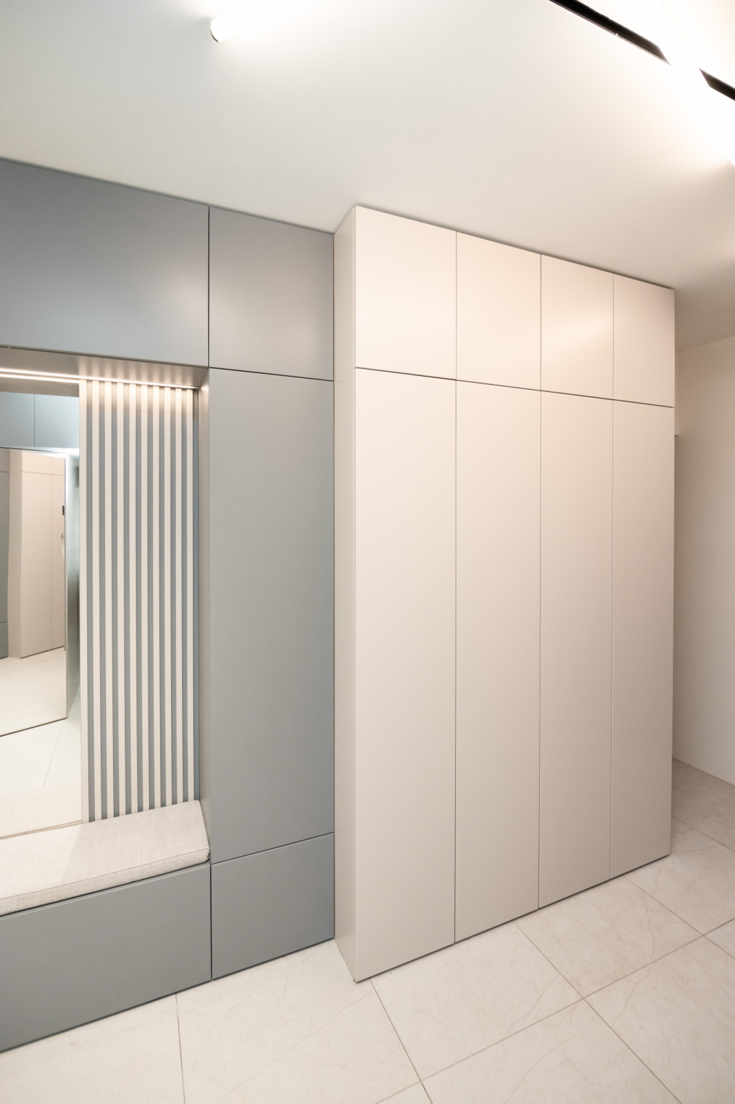 Минималистичные шкафы в прихожую