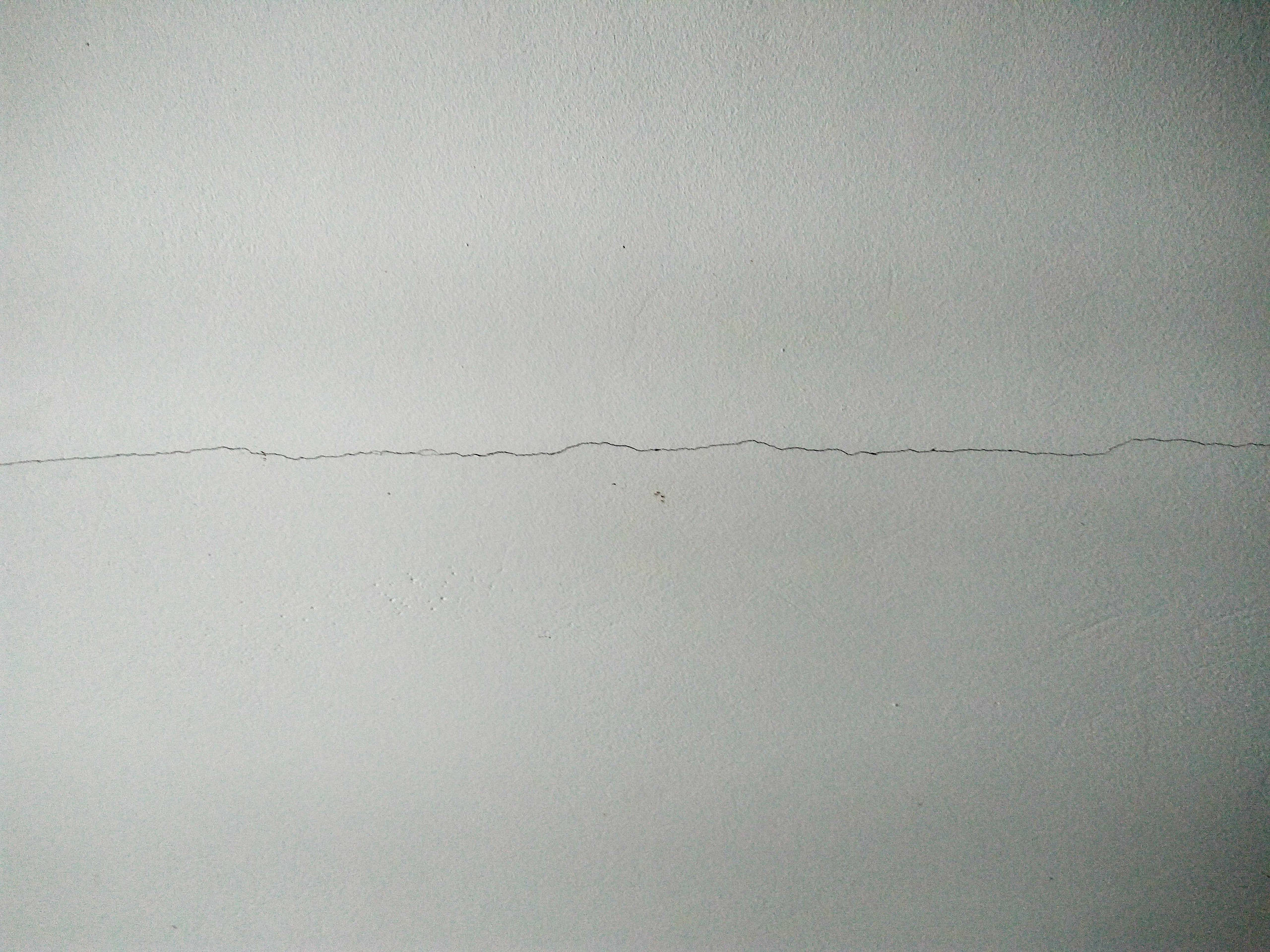 Как проверить: Скрытые дефекты отделки стен и потолка