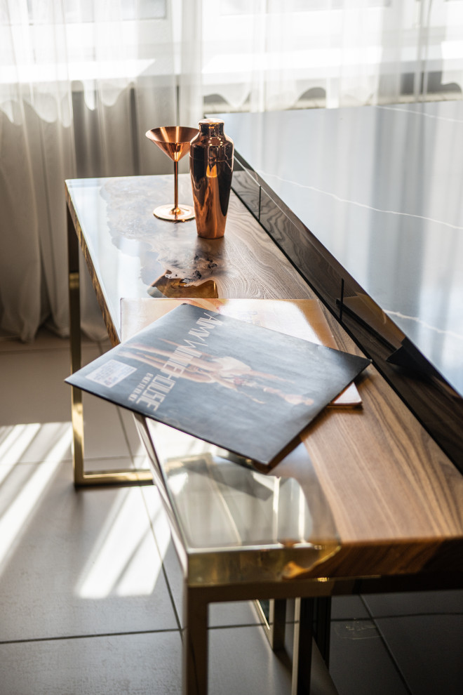 Стол консольный