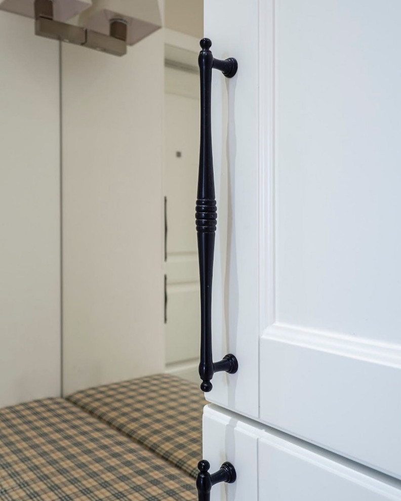 Белая прихожая в стиле неоклассика.