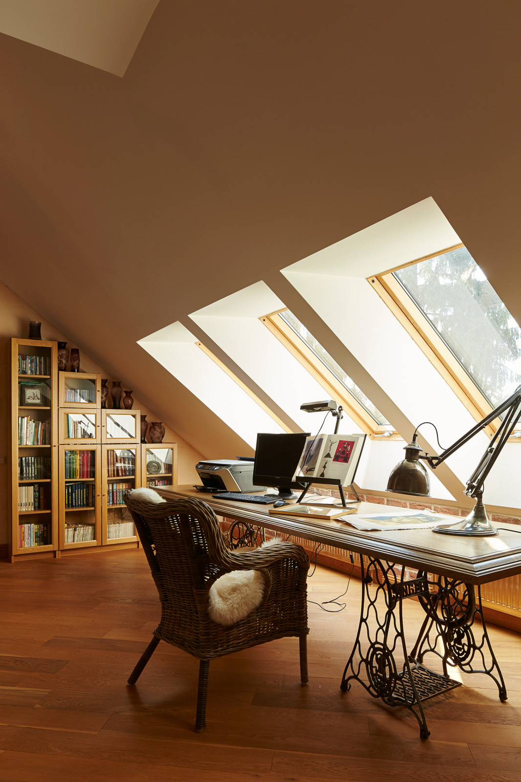 Рабочий кабинет на мансарде