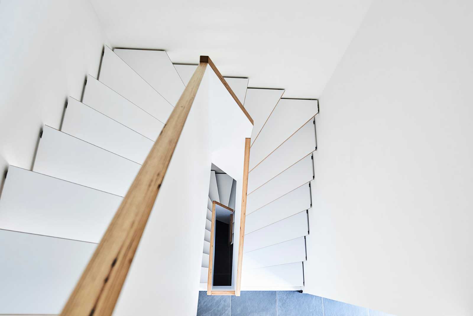 Больцевая лестница из панели BauBuche с белой матовой поверхностью