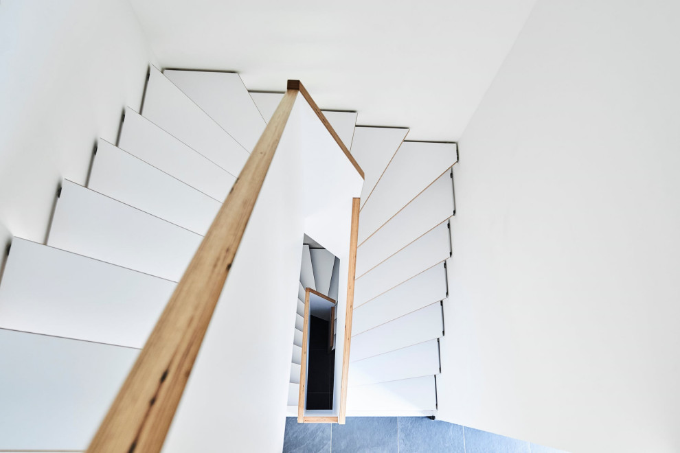 Больцевая лестница из панели BauBuche с белой матовой поверхностью