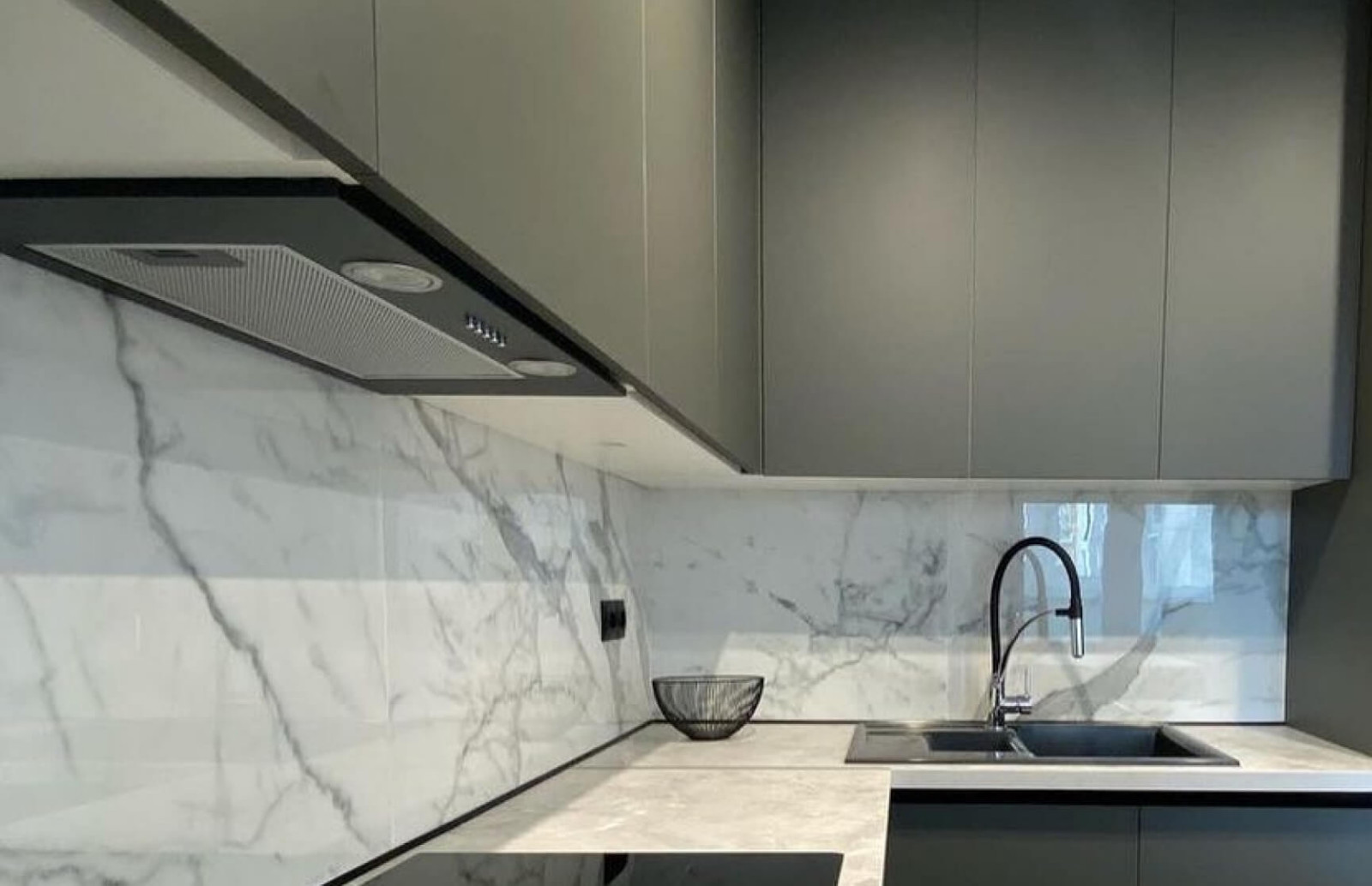 Кухня с островом-барной стойкой