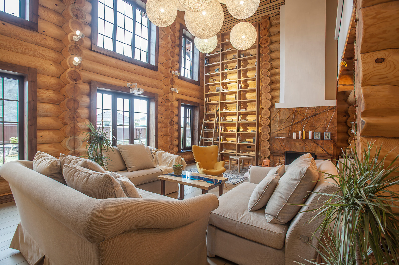 Гостиная комната с библиотекой